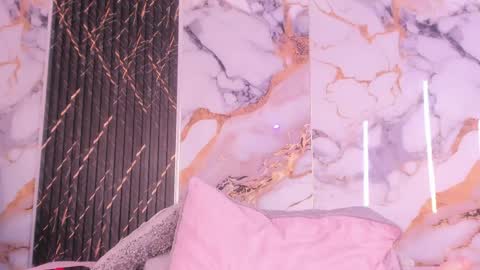 alyson__a online show from April 15, 2:35 pm