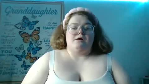 Snapshot of alyssa6960545 chatting on October 20, 12:00 am Lily online show from October 20, 12:00 am