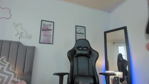 Snapshot of amaia_monet chatting on November 17, 7:41 pm Hi Im AmaiaHelp me reach 100 likes online show from November 17, 7:41 pm