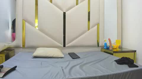 Amia y Sofia online show from November 22, 8:30 pm