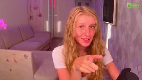 Snapshot of amaliaqueen999 chatting on September 20, 2:18 pm Amalia online show from September 20, 2:18 pm