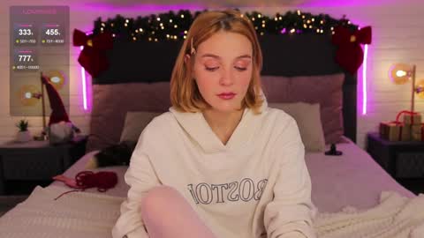 Amanda  fox online show from December 6, 6:06 pm