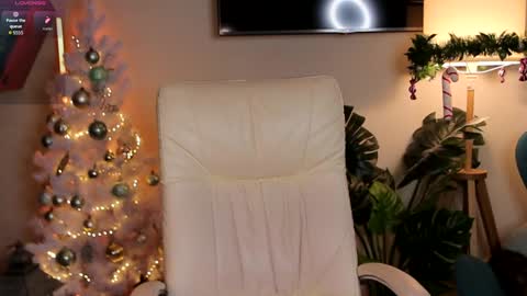 Amanda  fox online show from December 7, 7:43 pm