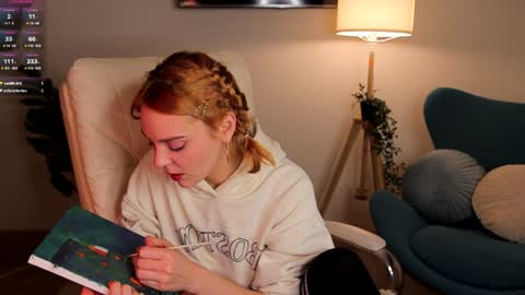 Amanda  fox online show from February 8, 4:36 pm