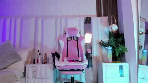 Snapshot of amara_lunee chatting on June 4, 5:24 am AMARA online show from June 4, 5:24 am