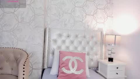 Snapshot of amara_rousse chatting on January 18, 11:36 am amara_rousse online show from January 18, 11:36 am