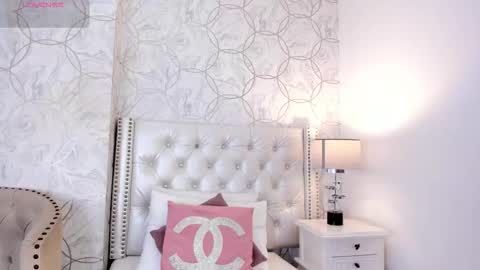 Snapshot of amara_rousse chatting on February 4, 11:27 am amara_rousse online show from February 4, 11:27 am