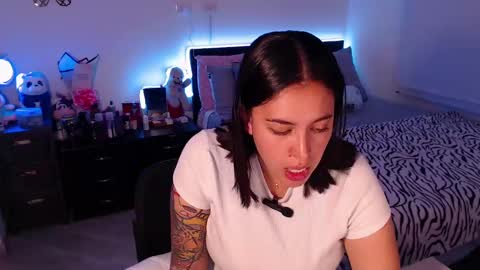 Snapshot of amarat_jolie chatting on February 19, 12:03 am Mila online show from February 19, 12:03 am