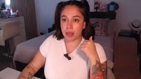 Snapshot of amarat_jolie chatting on April 8, 4:34 am Mila online show from April 8, 4:34 am