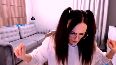 Snapshot of amazingeyes89 chatting on October 29, 2:19 pm Izza online show from October 29, 2:19 pm