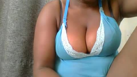 Snapshot of ambar_jasiri chatting on December 28, 9:52 am Mia online show from December 28, 9:52 am