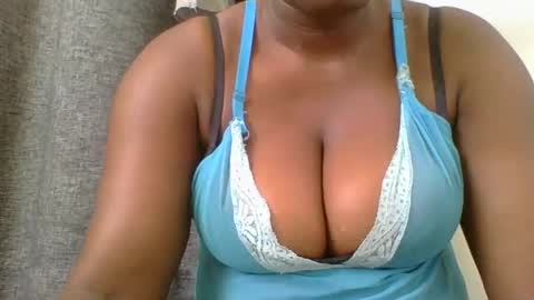 Snapshot of ambar_jasiri chatting on January 6, 9:52 am Mia online show from January 6, 9:52 am