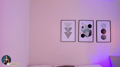 ambarevans_ online show from November 12, 11:54 am