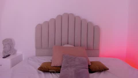 ambarevans_ online show from December 15, 11:14 am