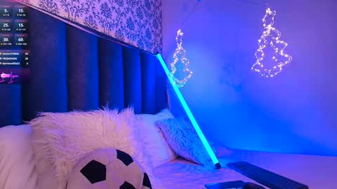 Snapshot of ambermoss_ chatting on December 11, 10:47 am Amber online show from December 11, 10:47 am