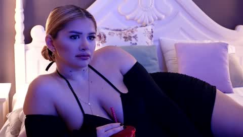 Snapshot of amberseyes chatting on December 9, 8:33 am Amberseyes online show from December 9, 8:33 am