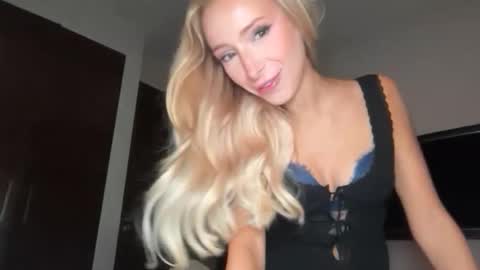 Snapshot of ambrefleur chatting on March 2, 3:20 am Ambre online show from March 2, 3:20 am