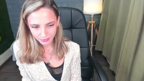 amelia_meili online show from November 19, 1:11 pm