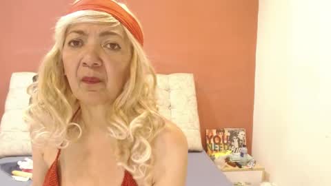 Snapshot of amelielux chatting on April 18, 7:51 pm Amelie Lux online show from April 18, 7:51 pm