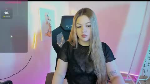 Snapshot of ameliepeach chatting on April 29, 1:21 am Amelie online show from April 29, 1:21 am