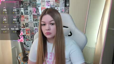 Snapshot of ameliepeach chatting on May 4, 6:20 am Amelie online show from May 4, 6:20 am