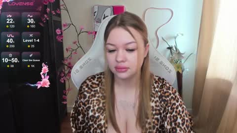 Snapshot of ameliepeach chatting on May 17, 1:25 am Amelie online show from May 17, 1:25 am