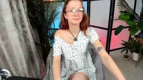 Snapshot of amelieviolet chatting on June 25, 3:39 am Amelie online show from June 25, 3:39 am
