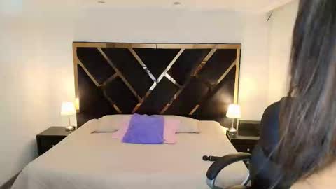 Snapshot of ameliie_saenz chatting on February 13, 7:43 pm Ameli online show from February 13, 7:43 pm