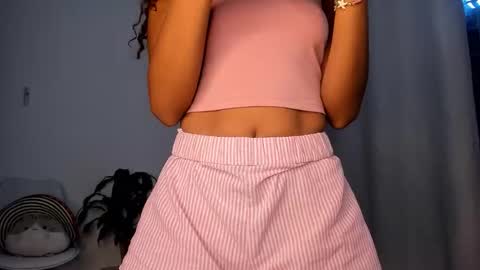 Snapshot of amely_sweetheat chatting on February 18, 3:19 pm Amely online show from February 18, 3:19 pm