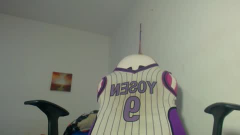 Snapshot of american_challenges chatting on November 21, 12:10 am miguel online show from November 21, 12:10 am