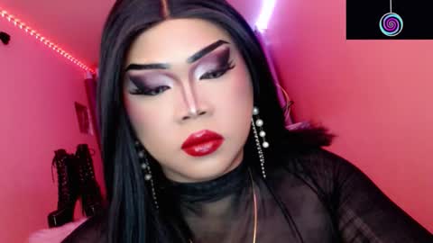 Snapshot of amiadoll chatting on October 27, 2:43 pm Queen Mireska online show from October 27, 2:43 pm