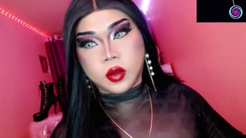 Snapshot of amiadoll chatting on November 7, 2:50 pm Queen Mireska online show from November 7, 2:50 pm