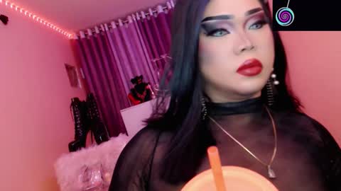 Snapshot of amiadoll chatting on November 16, 3:39 pm Queen Mireska online show from November 16, 3:39 pm