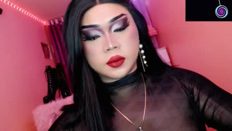 Snapshot of amiadoll chatting on November 17, 2:34 pm Queen Mireska online show from November 17, 2:34 pm