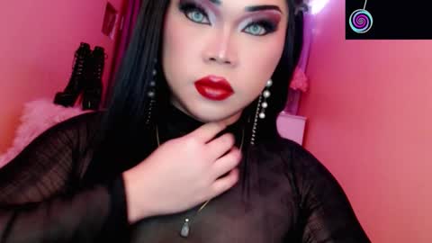 Snapshot of amiadoll chatting on November 27, 3:47 pm Queen Mireska online show from November 27, 3:47 pm