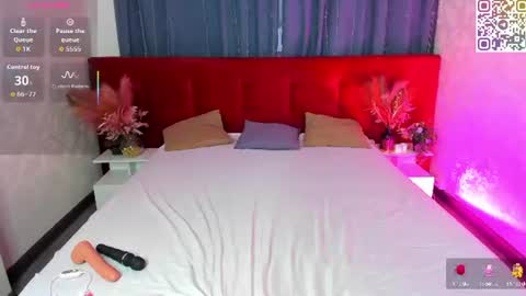 Snapshot of amilia_may chatting on June 22, 3:25 am amilia_may online show from June 22, 3:25 am
