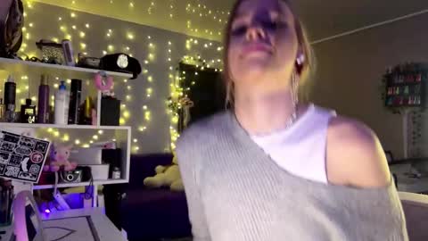 Snapshot of amily_sunray chatting on February 21, 2:07 pm Amily online show from February 21, 2:07 pm