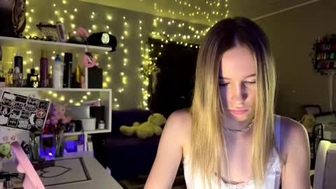 Snapshot of amily_sunray chatting on February 22, 3:43 pm Amily online show from February 22, 3:43 pm