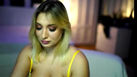 Snapshot of amira_velvet chatting on June 3, 4:56 pm Mira online show from June 3, 4:56 pm