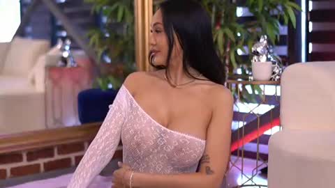 Snapshot of amiraaluxe chatting on July 6, 6:10 am Amira online show from July 6, 6:10 am