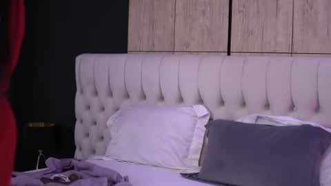 Snapshot of amiraaluxe chatting on July 20, 6:17 am Amira online show from July 20, 6:17 am