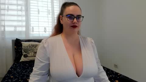 Snapshot of amiravyxen chatting on March 2, 9:49 am Amira Vyxen online show from March 2, 9:49 am