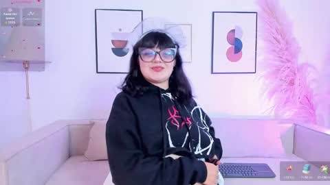 Snapshot of amy_lit chatting on October 14, 7:58 pm Hello I am Allison Welcome to my room and let is have a good time together whith me online show from October 14, 7:58 pm