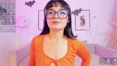 Snapshot of amy_lit chatting on October 23, 7:01 pm Hello I am Allison Welcome to my room and let is have a good time together whith me online show from October 23, 7:01 pm