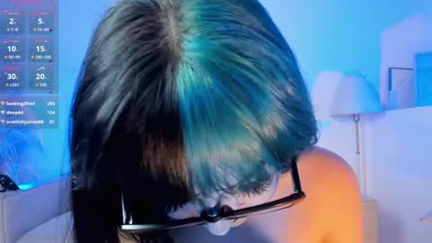 Snapshot of amy_lit chatting on November 20, 9:14 pm Hello I am Allison Welcome to my room and let is have a good time together whith me online show from November 20, 9:14 pm