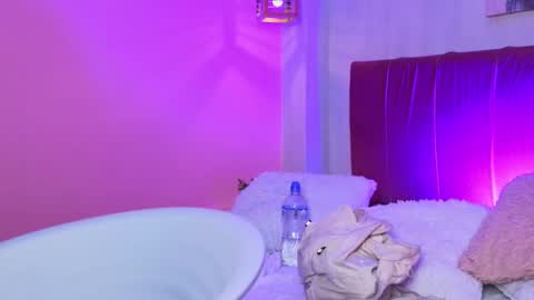 amy_saenz_ online show from October 2, 10:11 am