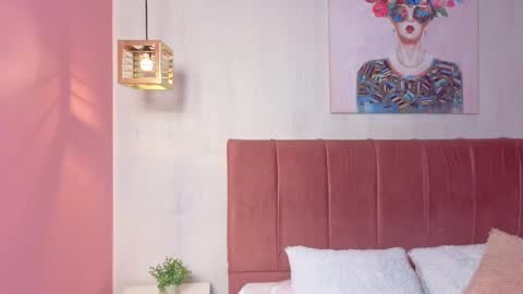 amy_saenz_ online show from October 6, 9:45 pm