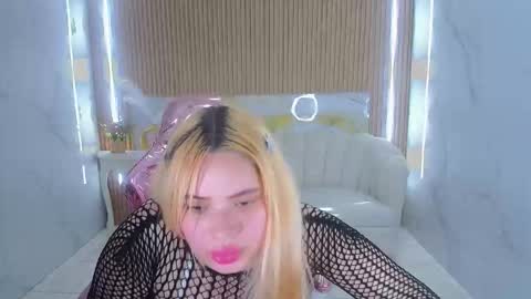 Snapshot of amyg777_s chatting on October 28, 5:44 am Amy  online show from October 28, 5:44 am