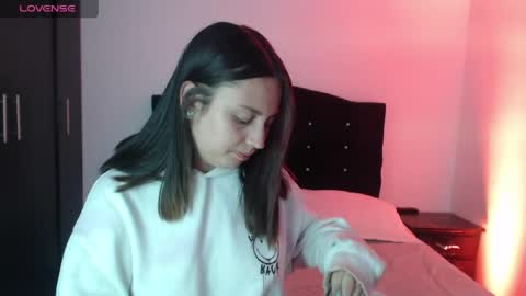 ana_arms_ online show from April 30, 4:46 pm