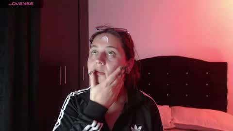 ana_arms_ online show from May 4, 3:57 am